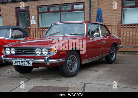 1975 rosso carminio Triumph Stag British Classic luxury sport convertibile auto anteriore nearside passeggeri vista laterale vintage V8 Sport Tourer nessuno parcheggiato Foto Stock