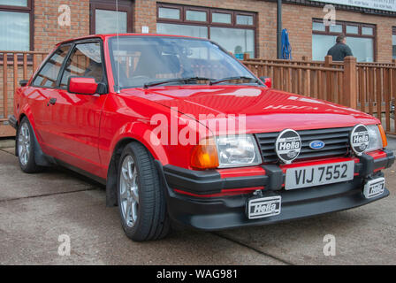 1985 Red Ford Escort XR3 porta due sport britannico auto berlina fuorigioco anteriore lato guida Visualizza chiamate parcheggiate Loch Santa Marina 1 pers Foto Stock