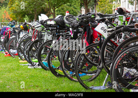 Neuwied, Renania Palatinato, Germania - 18 agosto 2019: corsa biciclette dei concorrenti di Raiffeisen Triathlon Foto Stock