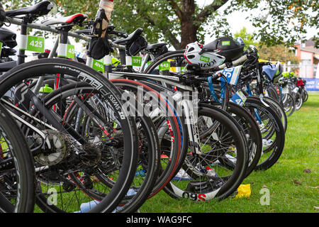 Neuwied, Renania Palatinato, Germania - 18 agosto 2019: corsa biciclette dei concorrenti di Raiffeisen Triathlon Foto Stock