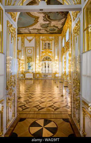 Magnifico salone all'interno di Palazzo di Caterina a Pushkin, San Pietroburgo, Russia il 22 Luglio 2019 Foto Stock