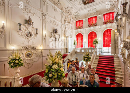 Rosso Scale tappezzate in Main Hall di entrata all'interno Catherines Palace, San Pietroburgo, Russia il 22 Luglio 2019 Foto Stock