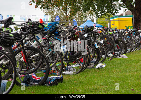 Neuwied, Renania Palatinato, Germania - 18 agosto 2019: corsa biciclette dei concorrenti di Raiffeisen Triathlon Foto Stock