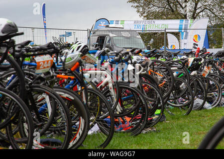 Neuwied, Renania Palatinato, Germania - 18 agosto 2019: corsa biciclette dei concorrenti di Raiffeisen Triathlon Foto Stock