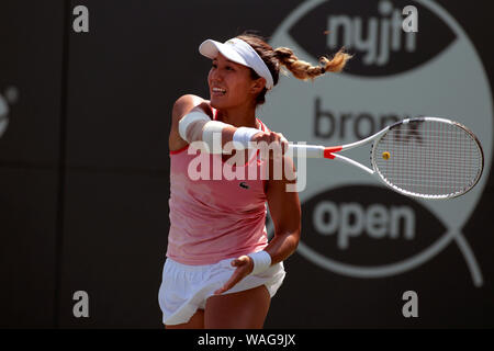 New York, Stati Uniti d'America. 19 Ago, 2019. Kristie Anh degli Stati Uniti durante la sua partita contro l'Jil Teichmann della Svizzera alla NYJTL Bronx aperto presso il Cary Leeds Centro Tennis in Crotona Park di New York del Bronx. Il torneo che è gratuito per il pubblico è il primo torneo professionistico nel Bronx dal 2012. Credito: Adam Stoltman/Alamy Live News Foto Stock