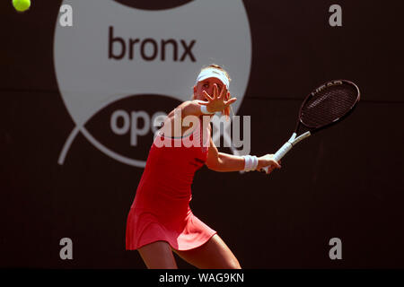 New York, Stati Uniti d'America. 19 Ago, 2019. Jil Teichmann della Svizzera durante la sua partita contro Kristie Anh degli Stati Uniti durante la NYJTL Bronx aperto presso il Cary Leeds Centro Tennis in Crotona Park di New York del Bronx. Il torneo che è gratuito per il pubblico è il primo torneo professionistico nel Bronx dal 2012. Credito: Adam Stoltman/Alamy Live News Foto Stock