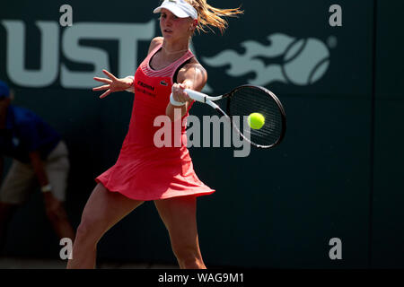 New York, Stati Uniti d'America. 19 Ago, 2019. Jil Teichmann della Svizzera durante la sua partita contro Kristie Anh degli Stati Uniti durante la NYJTL Bronx aperto presso il Cary Leeds Centro Tennis in Crotona Park di New York del Bronx. Il torneo che è gratuito per il pubblico è il primo torneo professionistico nel Bronx dal 2012. Credito: Adam Stoltman/Alamy Live News Foto Stock