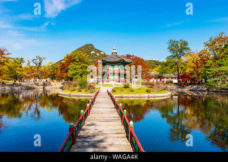 Autunno di Gyeongbokgung Palace a Seul, Corea del Sud. Foto Stock