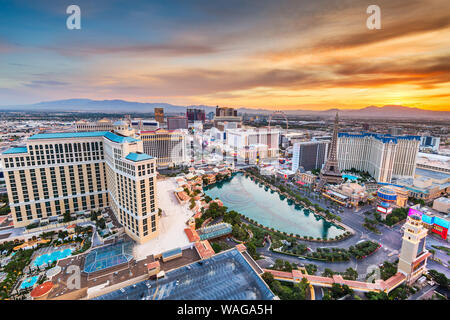 Las Vegas, Nevada, Stati Uniti d'America skyline al di sopra della striscia al crepuscolo. Foto Stock