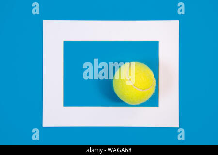 Grande palla da tennis su blu hard court sfondo Foto Stock