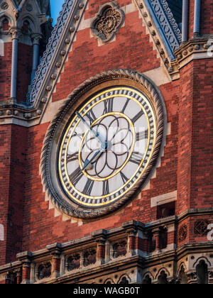 La stazione di St Pancras Londra Orologio - L'orologio su St Pancras Chambers, formerly The Midland Grand Hotel. 1873 - Architetto George Gilbert Scott Foto Stock