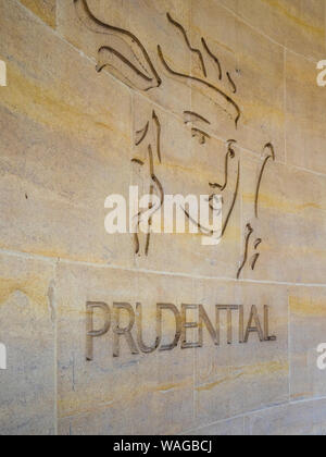 Logo Prudential London - Logo della Prudential Life Insurance and Financial Services Company scolpito nel muro di un edificio nel centro di Londra nel Regno Unito Foto Stock
