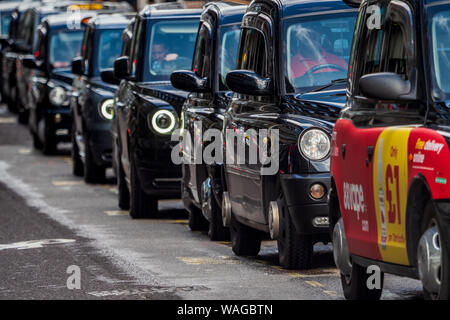 Londra Taxi, Taxi di Londra, London Taxi Coda, Londra Taxi linea. Black Cabs attendere al di fuori di una stazione nel centro di Londra. Foto Stock
