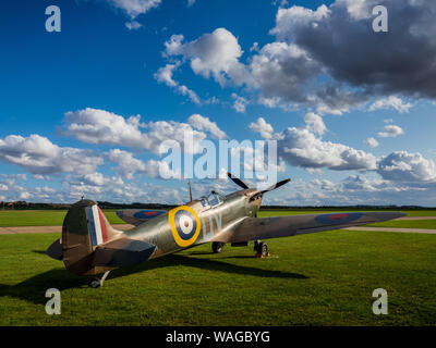 Il Supermarine Spitfire Mark 1a all'Imperial War Museum Duxford. Abbattuto in Francia nel 1940 e recuperati da una spiaggia in Calais 1984 restaurato 2014. Foto Stock