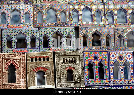 Negozio di souvenir di Granada. Arabesque ceramica magneti, Spagna Foto Stock