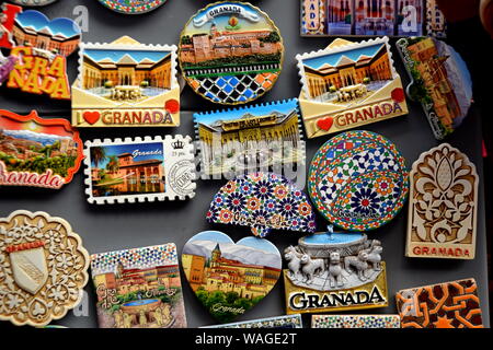 Negozio di souvenir di Granada. Arabesque ceramica magneti, Spagna Foto Stock