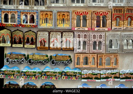 Negozio di souvenir di Granada. Arabesque ceramica magneti, Spagna Foto Stock