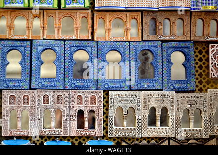 Negozio di souvenir di Granada. Arabesque ceramica magneti, Spagna Foto Stock