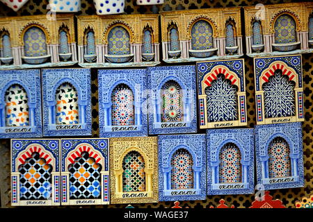 Negozio di souvenir di Granada. Arabesque ceramica magneti, Spagna Foto Stock