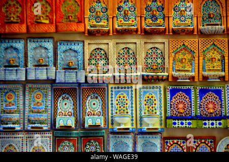 Negozio di souvenir di Granada. Arabesque ceramica magneti, Spagna Foto Stock