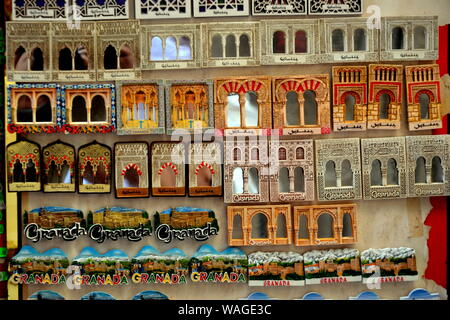 Negozio di souvenir di Granada. Arabesque ceramica magneti, Spagna Foto Stock