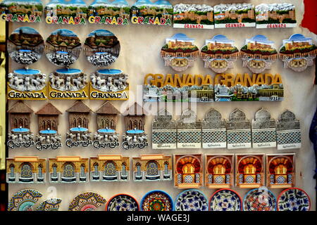 Negozio di souvenir di Granada. Arabesque ceramica magneti, Spagna Foto Stock