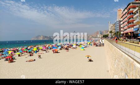 Vista panoramica su affollata spiaggia di Benidorm, Spagna Foto Stock