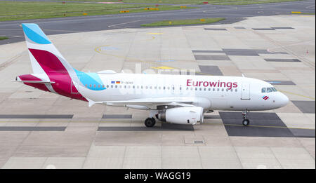 DUSSELDORF, Germania - 26 Maggio 2019: Eurowings Airbus A319-132 (NC 5467) taxi in aeroporto di Dusseldorf. Foto Stock