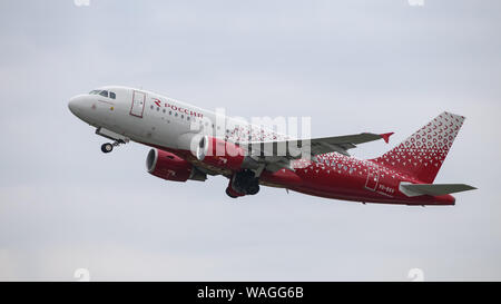 DUSSELDORF, Germania - 26 Maggio 2019: Rossiya Airlines Airbus A319-111 (NC 1743) decolla dall'aeroporto di Dusseldorf. Foto Stock