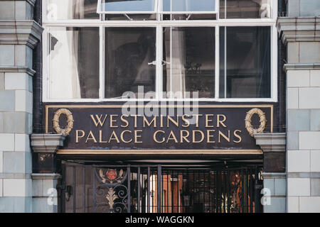 London, Regno Unito - 29 Luglio 2019: nome cartello fuori Westminster Palace Gardens, Vittoriano in mattoni rossi Il Grade ii Listed è un blocco di dimora con appartamenti centrato Foto Stock