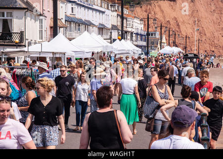 Sidmouth Esplanade impaccata con stallo durante la Settimana della Musica Folk Festival, 2019. Foto Stock