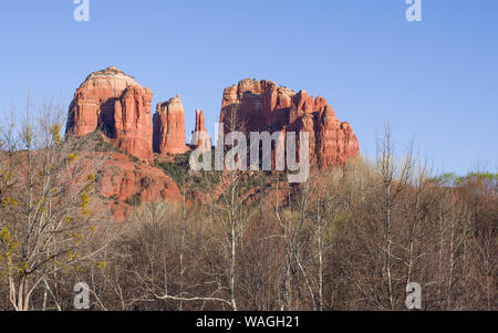 Cattedrale di roccia in Sedona in primavera - visto sopra i rami di quasi sterile alberi con foglie appena cominciando a crescere Foto Stock