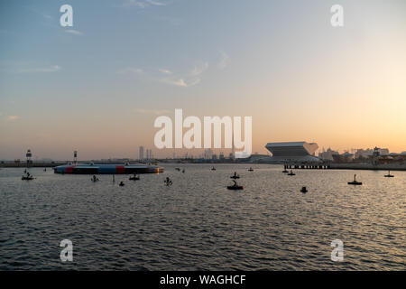 Tramonto su Dubai Down Town con vista di Burj Khalifa. Sunset Over Water vista da Dubai Festival City Foto Stock