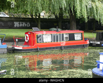 Piccola casa galleggiante rosso sul Grand Union Canal, Paddington, London, Regno Unito Foto Stock