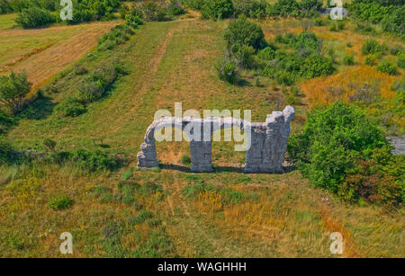 Vista aerea del romano Burnum rimane vicino, Oklaj, Croazia Foto Stock