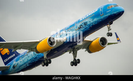 Glasgow, Regno Unito. Il 26 aprile 2019. Islanda Air Boeing 757-200 servizio quotidiano (reg TF-FIR) con speciale dipinto "80 anni di Aviationi' color scheme, visto uscire dall'Aeroporto Internazionale di Glasgow per Reykjavik, Islanda. Islanda aria è stata la promozione di Icelands bellezza naturale e il turismo, che ha portato ad un aumento nel numero di passeggeri dalla Scozia e il resto del Regno Unito e dell'Europa. Islanda aria anche volare verso il Nord America e l'Europa continentale. Colin Fisher/CDFIMAGES.COM Credito: Colin Fisher/Alamy Live News Foto Stock