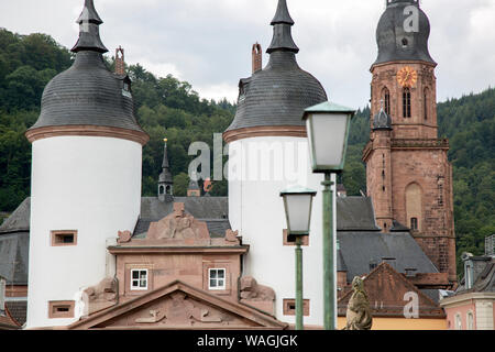 Torre del Ponte - Bruckentor con il Museo della chiesa dello Spirito Santo, Heidelberg, Germania Foto Stock