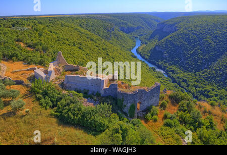 Fortezza Necven rimane sul lato ovest del monte Promina in Croazia, antenna Foto Stock