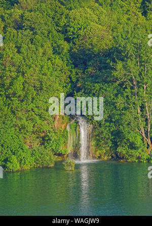 Drone vista delle cascate sul lago Brljan nel canyon del fiume Krka Foto Stock