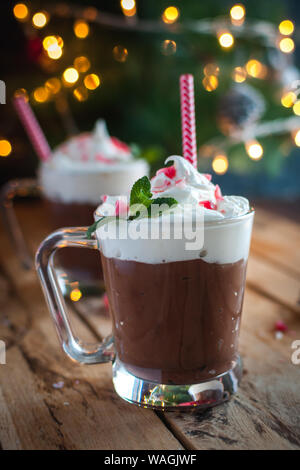 Close-up di Natale di menta cioccolato caldo su sfondo di legno Foto Stock