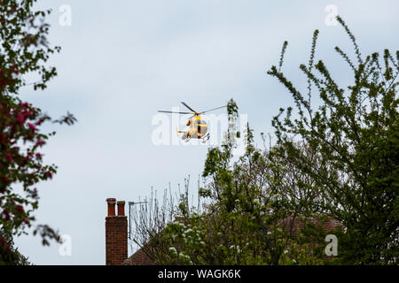 Lincolnshire e Nottinghamshire Air Ambulance elicotteri di rispondere a situazioni di emergenza e volando a bassa quota sopra le cime degli alberi e delle case. Leicestershire REGNO UNITO Foto Stock