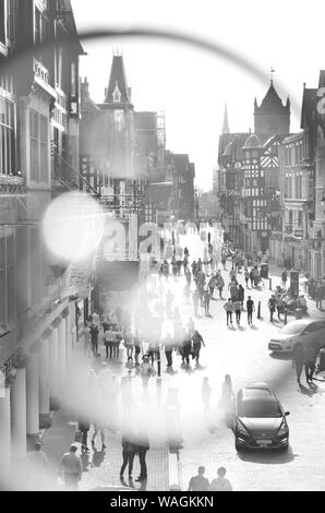 Chester Foregate Street vista da Eastgate Clock ponte in bianco e nero Foto Stock