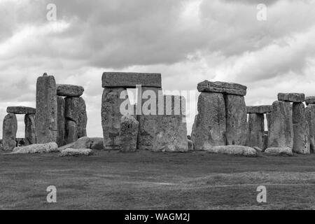 Stonehenge in un giorno nuvoloso, in bianco e nero, Inghilterra Foto Stock