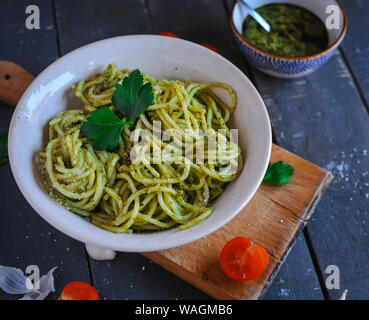 Spaghetti al pesto su sfondo scuro Foto Stock