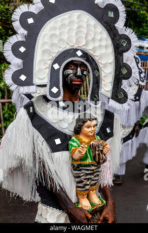 I giovani in costume colorato prendere parte a una processione di strada durante il Festival Ati-Atihan, Kalibo, Panay Island, Filippine. Foto Stock