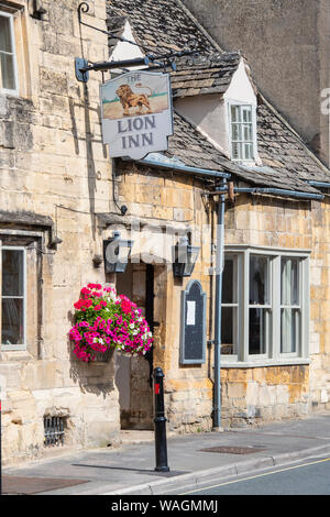 The Lion Inn lungo north street nella antica Anglo città sassone di Winchcombe, Cotswolds, Gloucestershire, Inghilterra Foto Stock