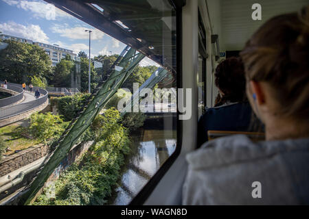 Il Wuppertal ferroviaria di sospensione, treno di ultima generazione 15, Wuppertal, Germania Foto Stock