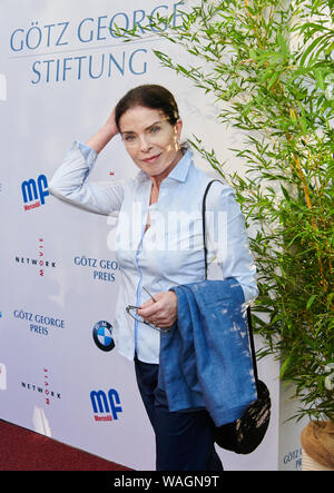 19 agosto 2019, Germania (tedesco), Berlino : Attrice Gudrun Landgrebe giunge all' aggiudicazione del Götz George premio. Il Götz George premio era stato fondato su richiesta dell'attore scomparso nel 2016. Foto: Annette Riedl//dpa Foto Stock