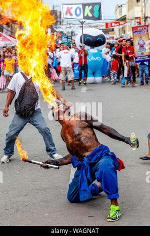 Un incendio lo sfiato esegue in strada durante il Festival Ati-Atihan, Kalibo, Panay Island, Aklan Provincia delle Filippine. Foto Stock