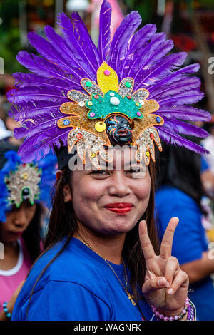 Una donna filippina prende parte a una processione di strada durante il Festival Ati-Atihan, Kalibo, Panay Island, Aklan Provincia delle Filippine. Foto Stock